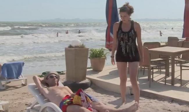 Držao ga je podignutog na plaži, reakcije devojaka su urnebesne! (VIDEO)
